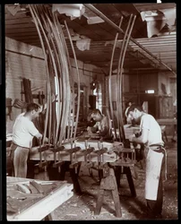 Männer bei der Arbeit in einer Klavierfabrik, 1907